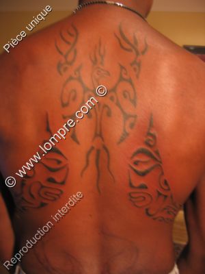 tattoo d'un phoenix et deux tikis